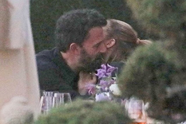  - 51 yaşındaki JENNIFER Lopez ile 48 yaşındaki BEN Affleck, Malibu'da Nobu adlı restoranda akşam yemeğinde görüntülendi. -   -  