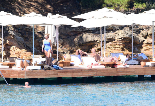 İŞ İNSANI CİHAN KAMER EŞİ ÇİĞDEM KAMER VE OĞLU ATASAY KAMER İLE BODRUM'DA TATİL YAPIYOR.