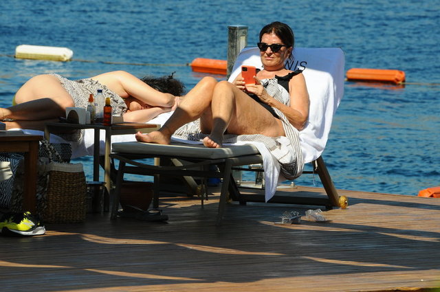 NİLGÜN KEÇELİ KIZI NAZLI KEÇELİ İLE BİRLİKTE BODRUM'DA GÜNEŞLENİRKEN GÖRÜNTÜLENDİ.