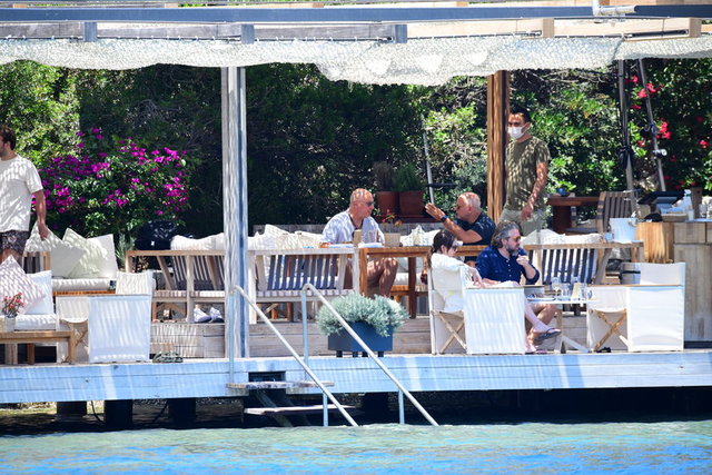 İŞ İNSANI MEHMET GERMİYANLIGİL, KENDİSİ GİBİ İŞADAMI İŞLETM SAHİBİ ARKADAŞIYLA BODRUM'DA GÖRÜNTÜLENDİ.