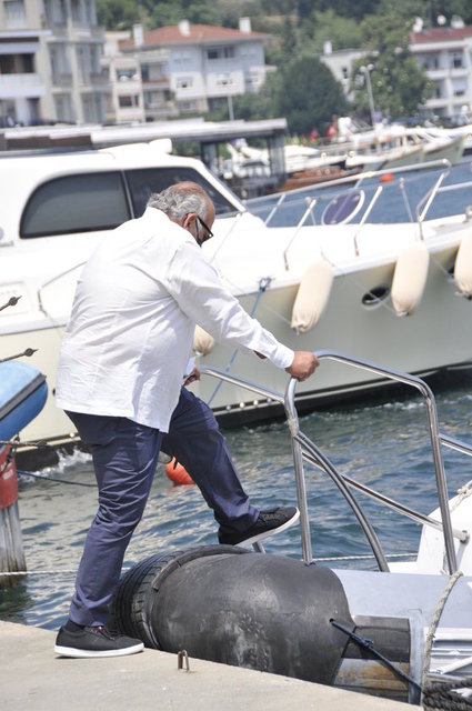 İŞADAMI HALİS KOMİLİ BEBEK'TE TEKNE BEKLERKEN GÖRÜNTÜLENDİ.