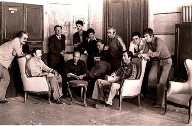 'Hababam Sınıfı Uyanıyor'un senaryo çalışması. İhsan Bilsev - Kartal Tibet - Münir Özkul - Ertem Eğilmez - Halit Akçatepe - Adile Naşit - Şener Şen - Kemal Sunal - Ahmet Sezerel. (1976)