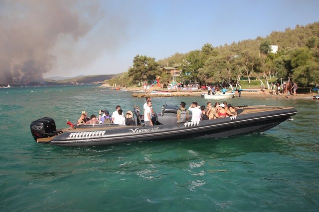 YANGIN BÖLGESİNE YAKIN OLAN VE BODRUM'DA YERALAN TİTANİK OTELDEKİ MİSAFİRLER DENİZ VE KARADAN TAHLİYE EDİLDİ.