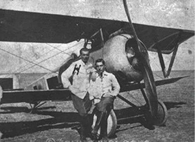 * L.V.G B-1Eğitim ve keşif amaçlı iki kişilik, çift satıhlı, üst ve alt kanat açıklıkları farklı olan bu uçak L.V.G. B-1 olarak adlandırıldı. - * ALBATROS C-1 C-2 1915'te Osmanlı Ordusu'nda görev almaya başladı. 1922'ye kadar kullanılan uçak, İstiklâl Savaşı'nda görev yaptı. - * ALBATROS C III 1916'dan itibaren Osmanlı Ordusu'nda görev almaya başlayan uçak, İstiklâl Savaşı'nda görev yaptı.