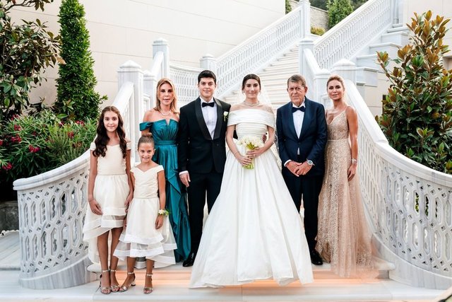 ALİSA GÜRSOY, MELİSA GÜRSOY, NİLÜFER DİNÇKÖK ÇİFTÇİ, MEHMET EMİN ÇİFTÇİ- NAZLICAN SAGUN, EREN ÇİFTÇİ, MELİS ÇİFTÇİ