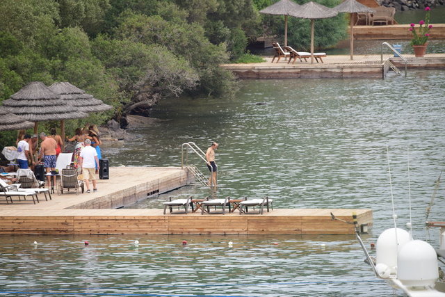 BODRUM'DA SERİNLEYEN ÜNLÜ İŞ İNSANI NEZİH BARUT, ZAMANININ ÇOĞUNU DENİZDE GEÇİRDİ