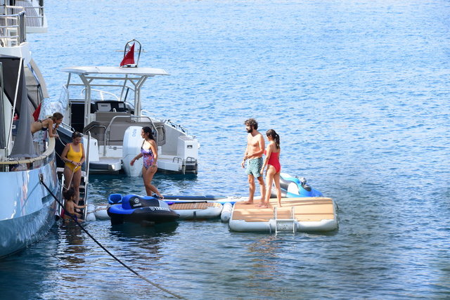 POLAT AİLESİ'NİN GENÇ TEMSİLCİSİ KERİM POLAT, BODRUM'DA DEMİRLİ TEKNESİNDEYDİ