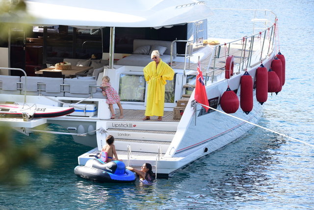 BODRUM'DA TATİL YAPAN TİLDA TEZMAN, TORUNU ALARA TEZMAN İLE GÖRÜNTÜLENDİ