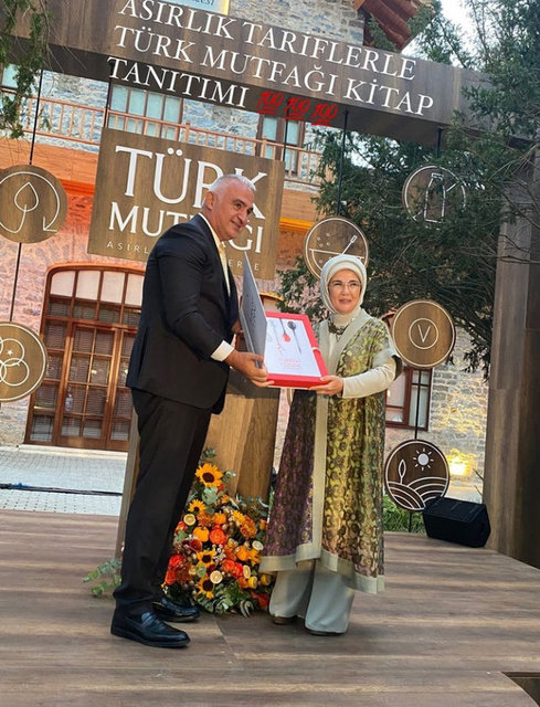 EMİNE ERDOĞAN'IN KATILIMIYLA TÜRK MUTFAĞINI DÜNYAYA TANITMAYA AMAÇLAYAN KİTABIN TANITIM DAVETİ GERÇEKLEŞTİRİLDİ. KÜLTÜR VE TURİZM BAKANI MEHMET ERSOY, ERDOĞAN'A TEŞEKKÜR PLAKETİ TAKDİM ETTİ