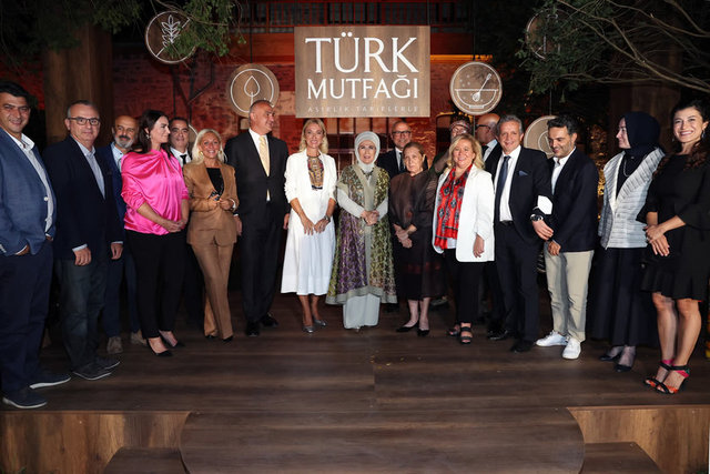 EMİNE ERDOĞAN, GECEYE KATILANLARLA HATIRA FOTOĞRAFI ÇEKTİRDİ