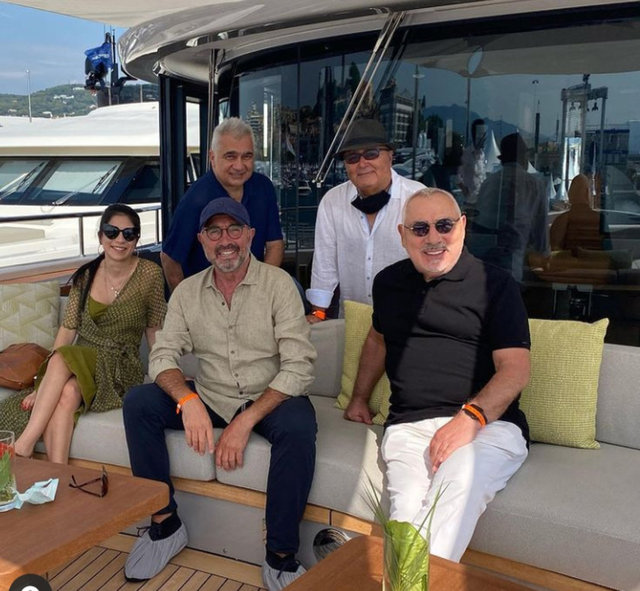 HAMDİ AKIN, DÖRT GÜNLÜK CANNES TATİLİNİ SOSYAL MEDYADA YAYINLADI. DOSTLARI ESKİ TİM BAŞKANI OĞUZ SATICI VE KIZI DİBA SATICI İLE ATİLLA TÜRKMEN TEKNEDE BİR ARAYA GELDİ.