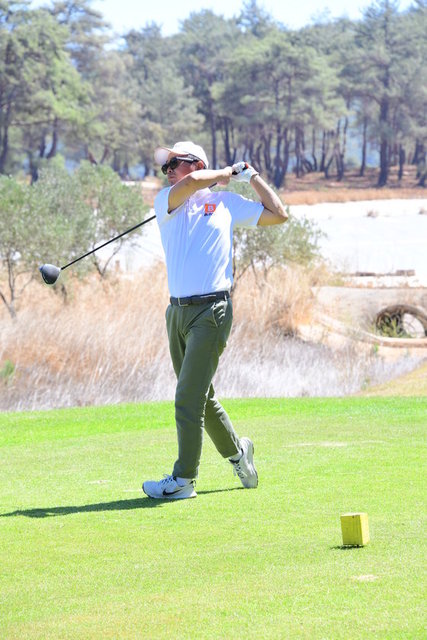 İŞ İNSANI ALİ GONG, TURNUVALARA KATILARAK GOLF OYNADI.