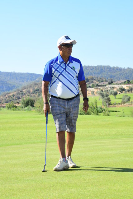 GOLF TUTKUNU FİKRET ÖZTÜRK, BODRUM'DA DÜZENLENEN GOLF ETKİNLİĞİNDE GOLF OYNAYARAK STRES ATTI.