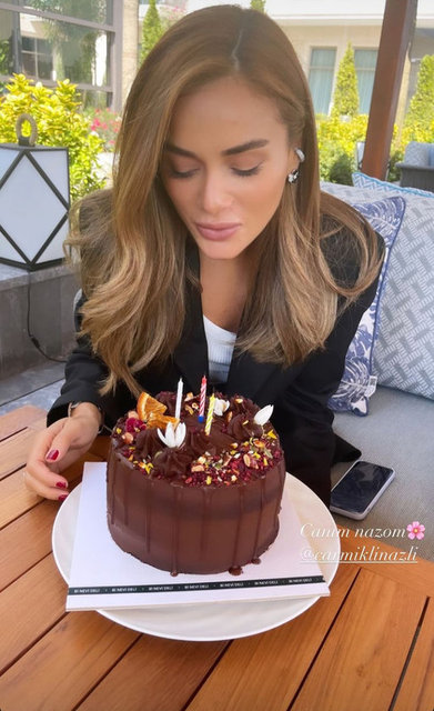 NAZLI ÇARMIKLI YENİ YAŞINI DOSTLARIYLA BİR ARADA KUTLADI.