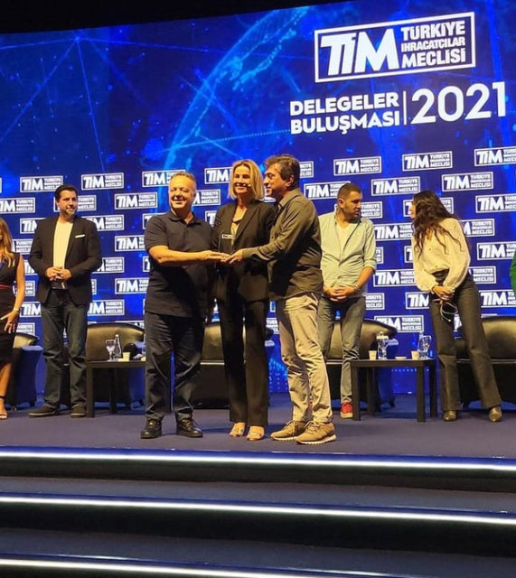 İŞ İNSANI SÜLEYMAN ORAKÇIOĞLU VE EŞİ AHU ORAKÇIOĞLU TİM BAŞKANI İSMAİL GÜLLE'DEN PLAKET ALDI.
