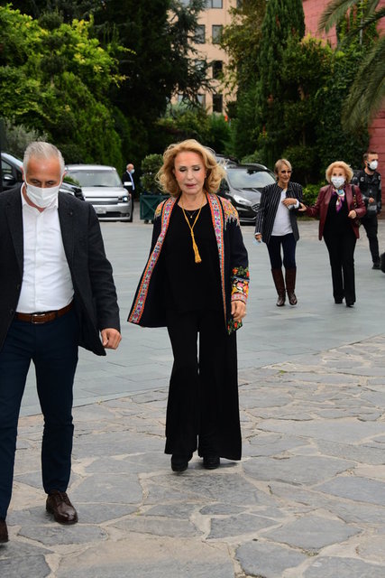 ZAMANSIZ SOFRALAR SERGİSİNE KOMİTE BAŞKANLIĞI YAPAN ÇİĞDEM SİMAVİ, MİSAFİRLERİYLE ÖZEL OLARAK İLGİLENDİ.