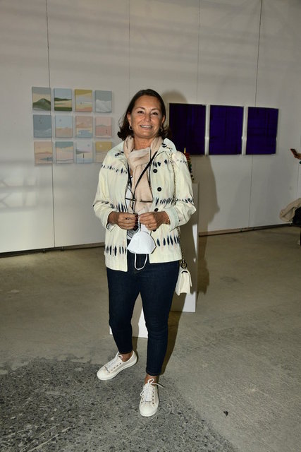BERNA ÇEBİ, SANAT ETKİNLİĞİNDE SANATÇILARLA BİR ARAYA GELEREK FUARI GEZDİ.