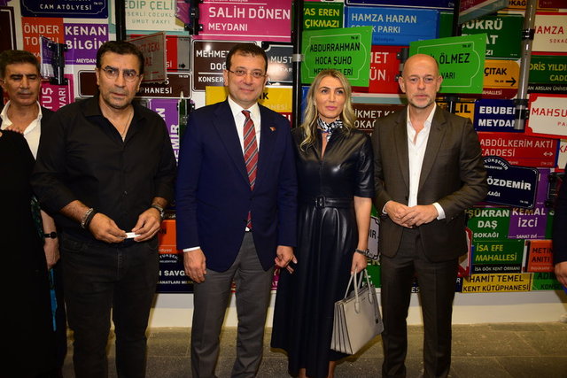 SANATÇI AHMET GÜNEŞTEKİN'İN HAFIZA ODASI SERGİSİNİ İSTANBUL BÜYÜKŞEHİR BELEDİYE BAŞKANI EKREM İMAMOĞLU EŞİ DİLEK İMAMOĞLU İLE BİRLİKTE GEZDİ. iMAMOĞLU AİLESİNE SANAT TUTKUNU MURAT PİLEVNELİ DE EŞLİK ETTİ.