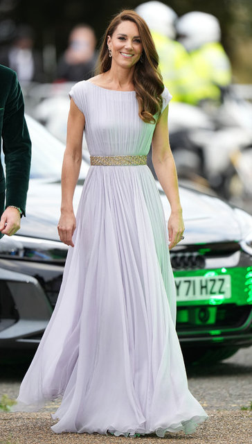 ÇEVRECİLİĞE DİKKAT ÇEKEN TÖRENDE DÜŞES KATE MIDDLETON, 2011 YILINDA BAFTA ETKİNLİĞİNDE TERCİH ETTİĞİ ALEXANDER MCQUEEN İMZALI ELBİSESİNİ TEKRAR GİYİNDİ. -   -  