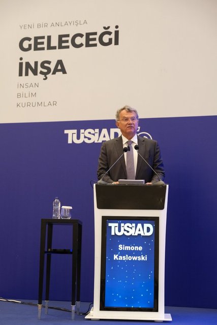 TÜSİAD YÖNETİM KURULU BAŞKANI SIMON KASLOWSKI İSE KONSEYDE KÜRSÜYE ÇIKARAK KONUŞMASINI GERÇEKLEŞTİRDİ.