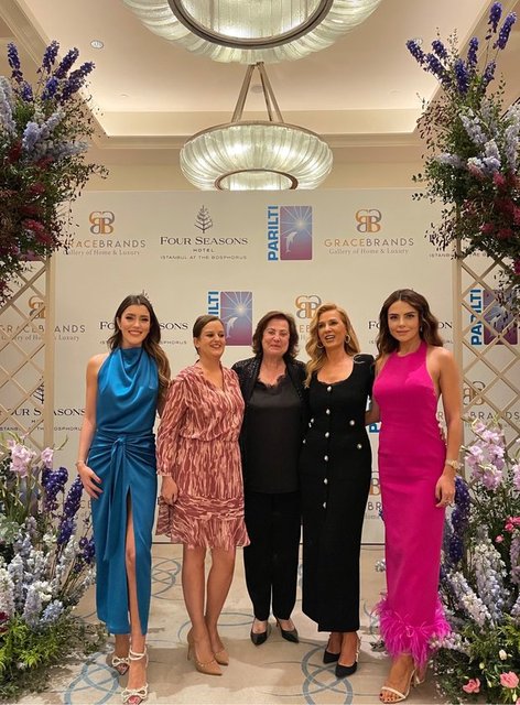 PARILTI DERNEĞİ BAŞKANLARINDAN MONİK İPEKEL, ŞEYDA TOPRAK VE GRACE BRANDS'IN KURUCULARI DUYGU İÇİL VE SANEM İÇİL'E DERNEK ADINA TEŞEKKÜR PLAKETİ VERDİ.