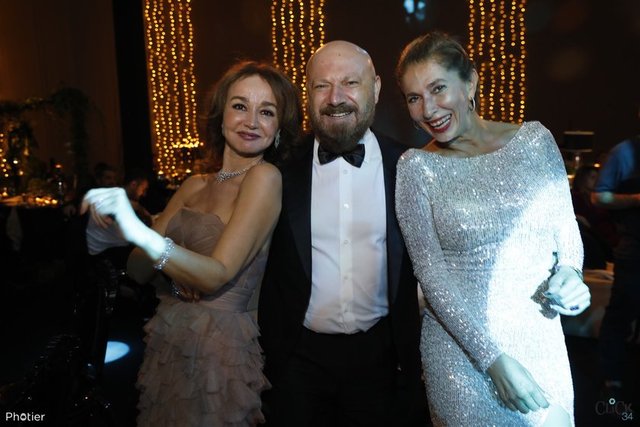 CEM VE HÜLYA KALYONCU ÇİFTİ SEVGİ VE BARIŞ ÇİFTİNİ MUTLU GÜNLERİNDE YALNIZ BIRAKMADI.