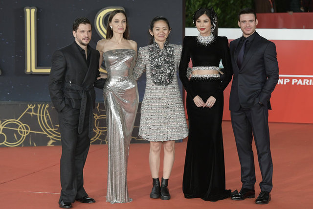 GECEYE ANGELINA JOLIE'NİN YANI SIRA FİLMİN OYUNCULARI KIT HARINGTON, CHLOE ZHAO, GEMMA CHAN VE RICHARD MADDEN'DE KATILDI. -  