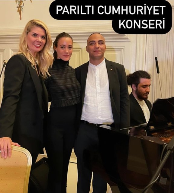 PARILTI GÖRMEYEN ÇOCUKLARA DESTEK DERNEĞİ ÜYELERİNDEN HANDE SEZER PEKCAN, COŞKULU GECEDE SAHNE ALAN BEKİR BERA AYDIN İLE EDA MUTUŞOĞLU İLE BİRLİKTE POZ VERDİ.