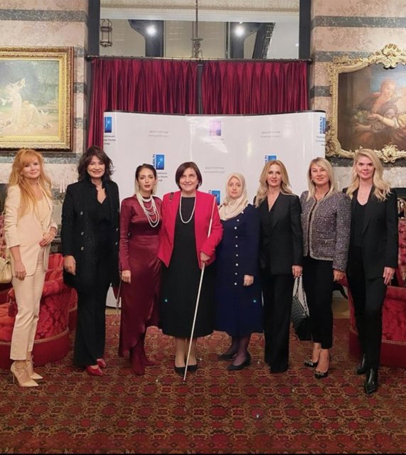 PARILTI GÖRMEYEN ÇOCUKLARA DESTEK DERNEĞİ ÖNCEKİ AKŞAM DERNEK ÜYELERİNDEN BERRİN ZORLU, NEŞE GÖNÜL VE HANDE SEZER PEKCAN İLE BİRLİKTE CUMHURİYET KONSERİNE EV SAHİPLİĞİ YAPTI.