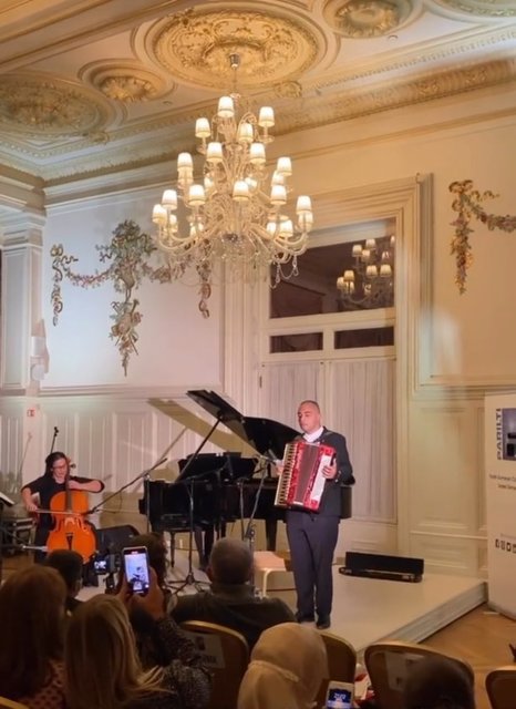 BEKİR BERA AYDIN, PERFORMANSIYLA GECEDE ALKIIŞ TOPLADI.