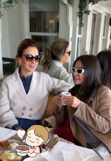 BEYZA UYANOĞLU VE NESLİŞAH ALKOÇLAR DÜZYATAN BİR MEKANDA BULUŞARAK HASRET GİDERDİ.