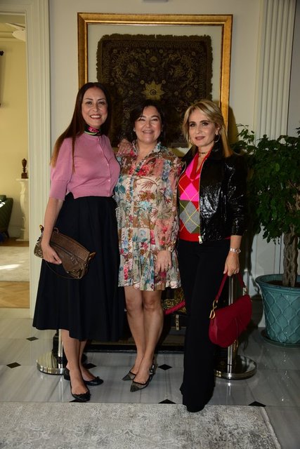 ÖZLEM GÜSAR VE BESTE YURTTAŞ, OP. DR. DİLEK AVŞAR'IN MEME KANSERİNE DİKKAT ÇEKMEK İÇİN KONUŞMACI OLDUĞU ETKİNLİKTE BİR ARAYA GELDİ.