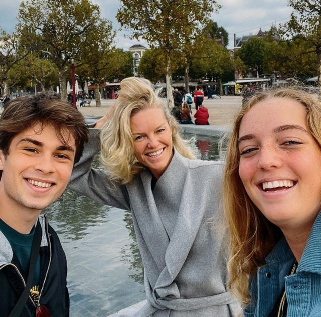 ALARA KOÇİBEY VE KIZI YASMİN PARİS UZAN İLE BİRLİKTE AMSTERDAM'I GEZDİ.