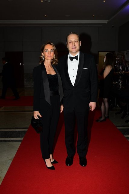 YELDA VE BURAK ELMAS ÇİFTİ ŞIK UYUMLARIYLA GÖZ DOLDURDU.