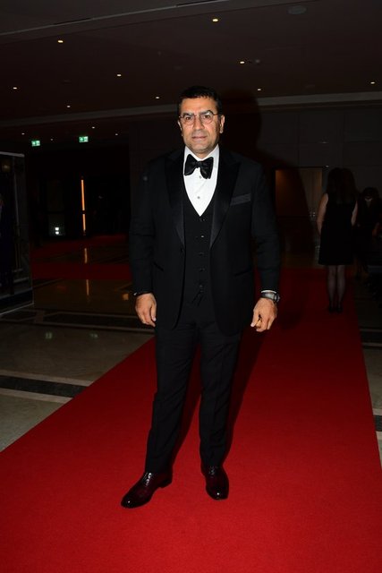 SANATÇI AHMET GÜNEŞTEKİN ÖZEL BALOYA YALNIZ KATILAN İSİMLERDEN BİRİSİYDİ.