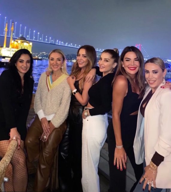 PERVİN ERSOY VE  BİLGE KURU ARKADAŞLARIYLA BİRLİKTE