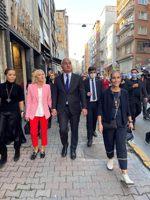 KÜLTÜR VE TURİZM BAKANI MEHMET NURİ ERSOY VE PERVİN ERSOY BEYOĞLU KÜLTÜR FESTİVALİ KAPSAMINDA BEYOĞLU'NDA ESERLERİ İNCELEDİ.