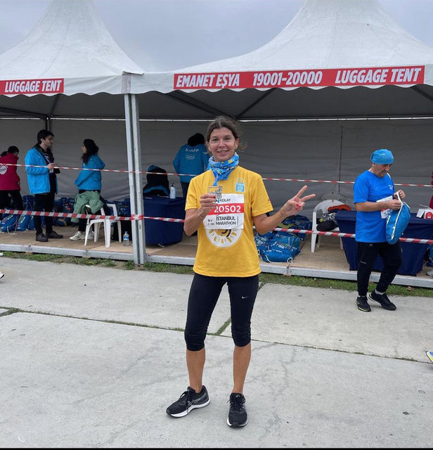 ZEYNEP ÜSTÜNEL HER YIL KATILDIĞI 43. İSTANBUL MARATONU'NDA POZ VERDİ.