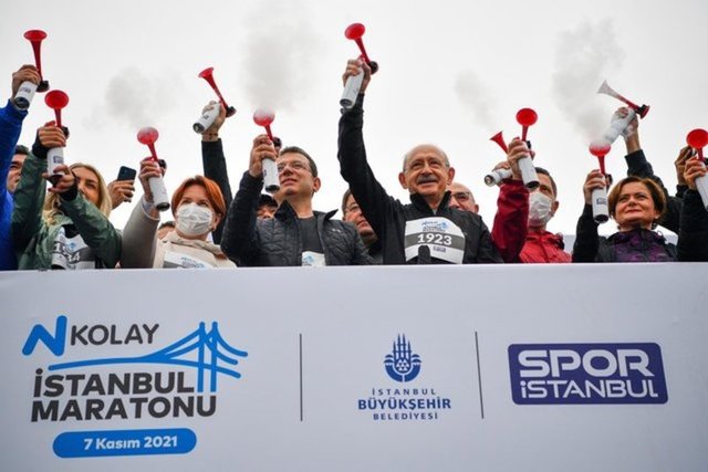 43. İSTANBUL MARATONU, İSTANBUL BÜYÜKŞEHİR BELEDİYE BAŞKANI EKREM İMAMOĞLU, CHP GENEL BAŞKANI KEMAL KILIÇDAROĞLU VE İYİ PARTİ GENEL BAŞKANI MERAL AKŞENER'İN START VERMESİYLE 15 TEMMUZ ŞEHİTLER KÖPRÜSÜ'NDE  BAŞLADI.