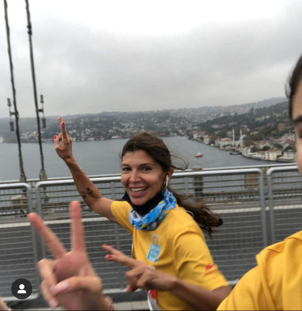 ZEYNEP ÜSTÜNEL 15 TEMMUZ ŞEHİTLER KÖPRÜSÜ'NDEN TOHUM OTİZM VAKFI YARARI İÇİN KIZI MİNA İLE BİRLİKTE KOŞARAK GEÇTİ.