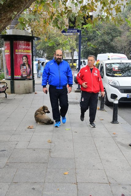 BEŞİKTAŞ SPOR KULÜBÜ BAŞKANI AHMET NUR ÇEBİ BİR ARKADAŞI İLE BEBEK'TE YÜRÜYÜŞ YAPTI.