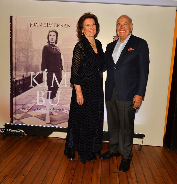 JOAN KİM ERKAN VE BAŞARILI İŞADAMI HALİS KOMİLİ DAVETTE BİR ARAYA GELEREK SOHBET ETTİ.