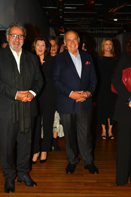 İŞ İNSANI HALİS KOMİLİ İLE HÜSAMETTİN KOÇAN BİRLİKTE KİTAP TANITIMINA GELEREK JOAN KİM ERKAN'A DESTEK OLDULAR.