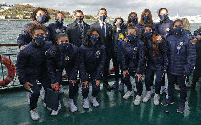 GENÇ SPORCULARLA BİR ARAYA GELEN ALİ KOÇ, KATILIMCILARLA BİRLİKTE SAAT 9'U 5 GEÇE DENİZE KARANFİL BIRAKTI.