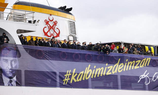 İŞ İNSANI ALİ KOÇ, FENERBAHÇE SPOR KULÜBÜ ÜYELERİYLE BİRLİKTE VAPURLA DOLMABAHÇE SARAYI'NI ZİYARET ETTİ.