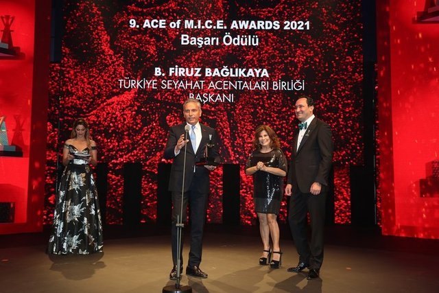 TÜRSAB BAŞKANI FİRUZ BAĞLIKAYA, ÖZEL GECEDE SAHNEYE ÇIKARAK KONUŞMA YAPTI.