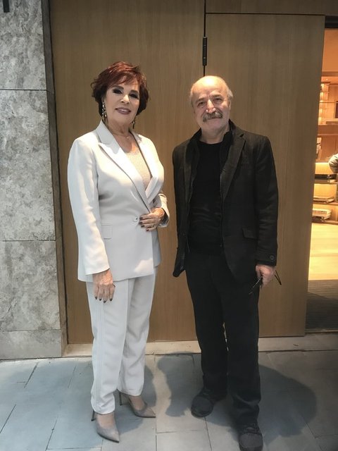 Hülya Koçyiğit, Atatürk Kültür Merkezi gezisi sırasında yönetmen Reis Çelik ile karşılaştı.