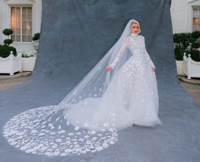 PARIS HILTON DÜĞÜN TÖRENİNDE 3 AYRI GELİNLİK TERCİH ETTİ.
