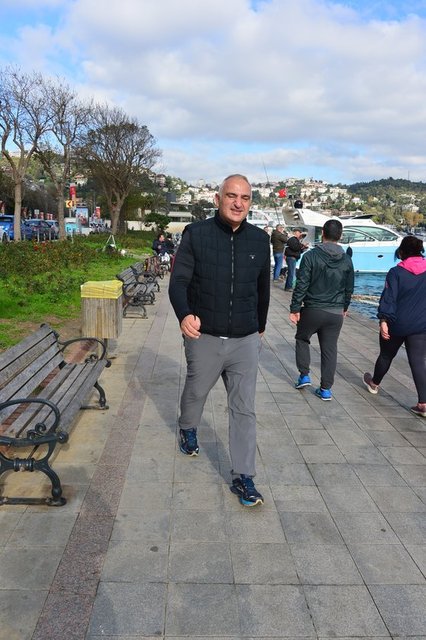 YALNIZ BAŞI YÜRÜYEN BAKAN MEHMET NURİ ERSOY, BOĞAZ'A KARŞI FORM TUTTU.