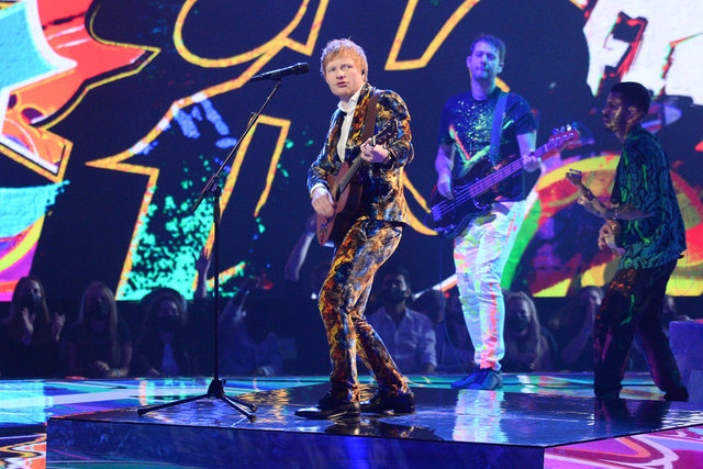 ŞARKICI ED SHEERAN EN SEVİLEN ŞARKILARINI ÖDÜL TÖRENİNDE SESLENDİRDİ.